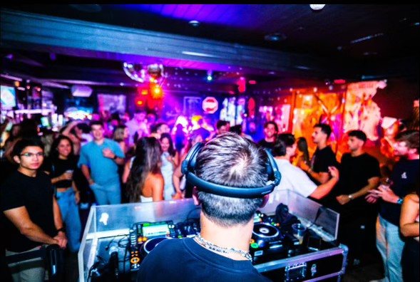 A late set at Memory bar, June 2024